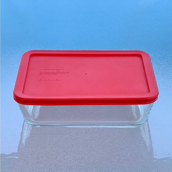 Pyrex Rectangular Food Storage / Baking Dish with Red Lid ~ 6 Cup / 1.5 L - Picture 1 of 5